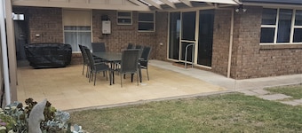 Beach Front, Fisherman's dream location near boat ramp and kid Friendly House