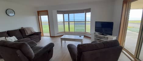 Televisie, een dvd-speler, boeken en een filmbibliotheek