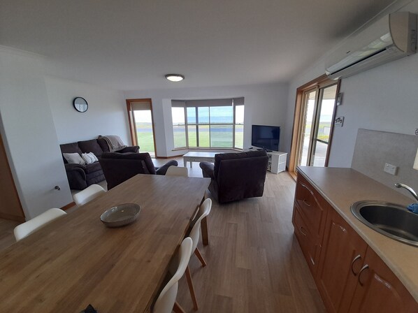 Interior - Beach Front, Fisherman's dream location near boat ramp and kid Friendly House (Port Macdonnell)