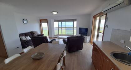 Beach Front, Fisherman's dream location near boat ramp and kid Friendly House