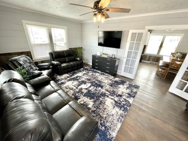 Smart-TV, Kamin, DVD-Player