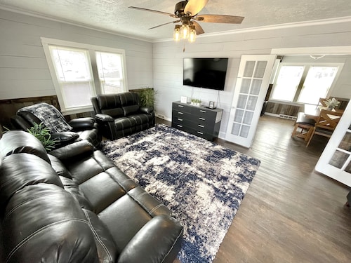 The Cottonwood Cottage - Farmhouse Charm and Comfort.  