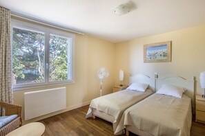 3 chambres, fer et planche à repasser, Wi-Fi gratuit, draps fournis
