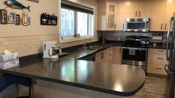 Réfrigérateur, four à micro-ondes, un four, surface de cuisson