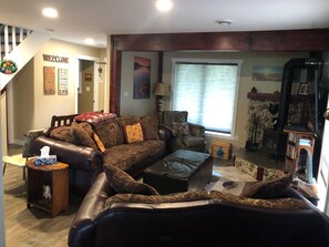 Smart TV, lareira, DVD player, livros