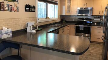 Geladeira, micro-ondas, fogão, cooktop