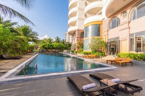 Outdoor pool, sun loungers - Maris Beach Hotel Phu Quoc (Phu Quoc)