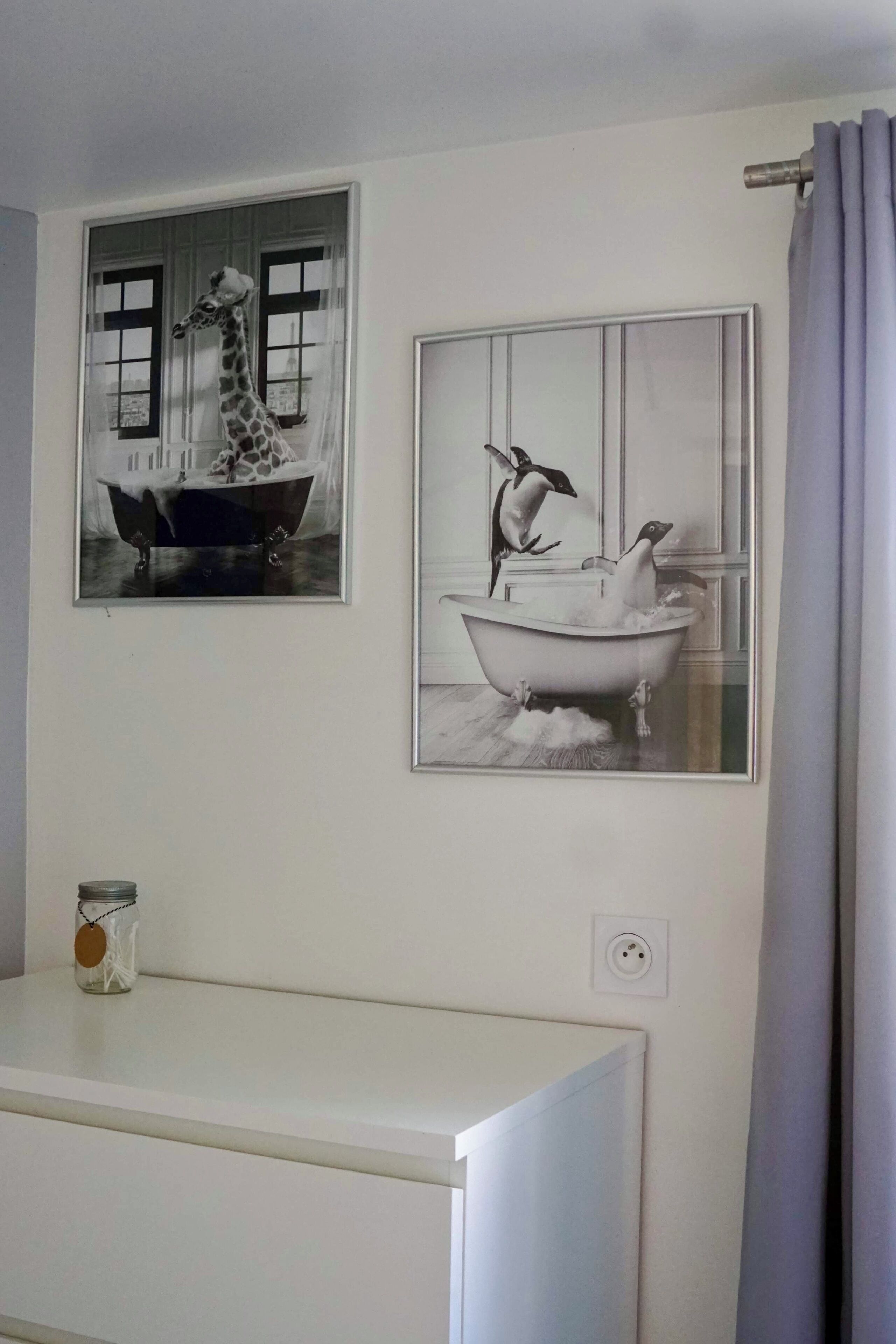 Une salle de bain avec une baignoire, une fenêtre et une étagère sur laquelle se trouve un pot.
