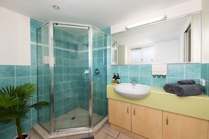Dusche, Haartrockner, Handtücher, Seife