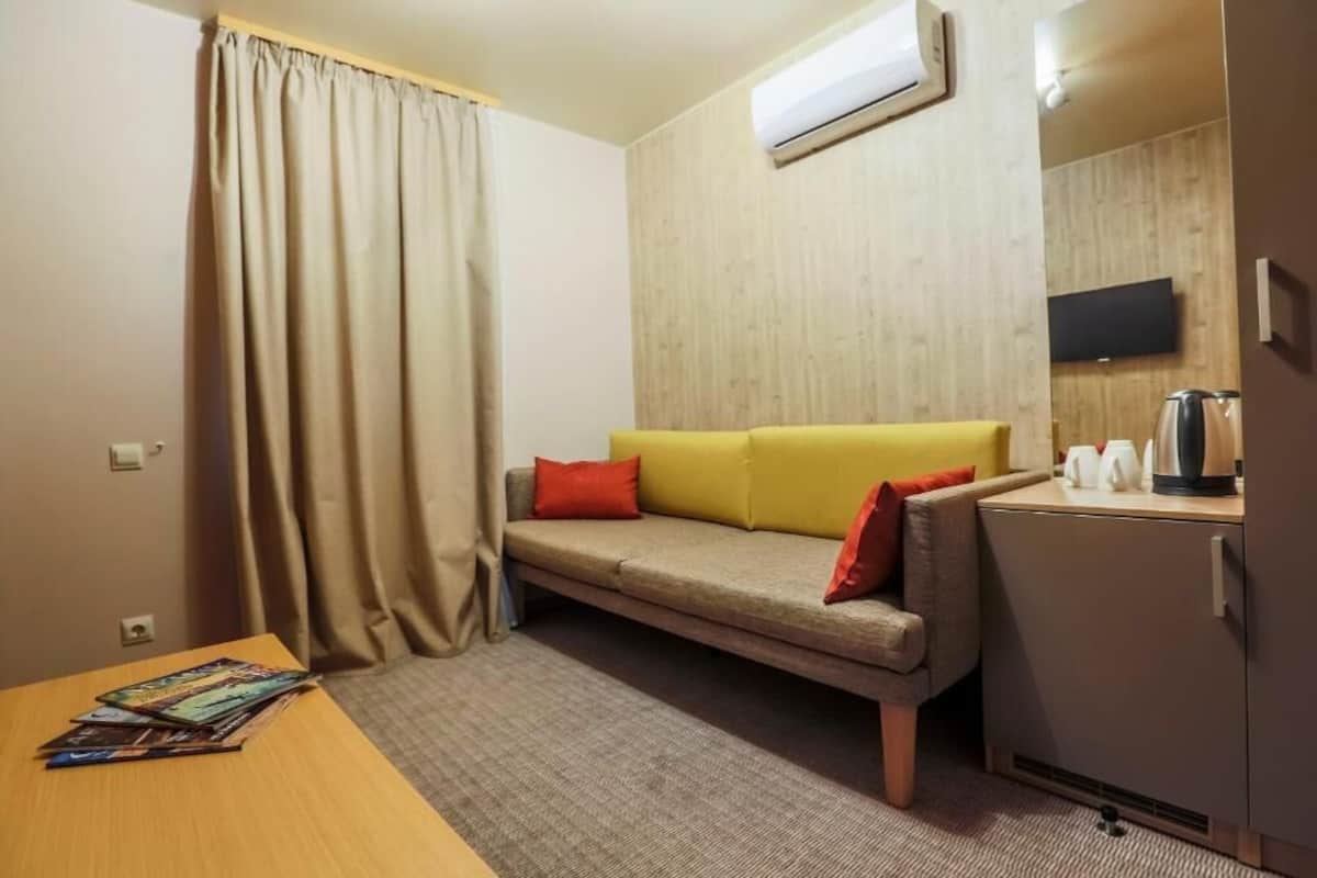 Superior Double Room | 1 bedroom, minibar, in-room safe, free WiFi