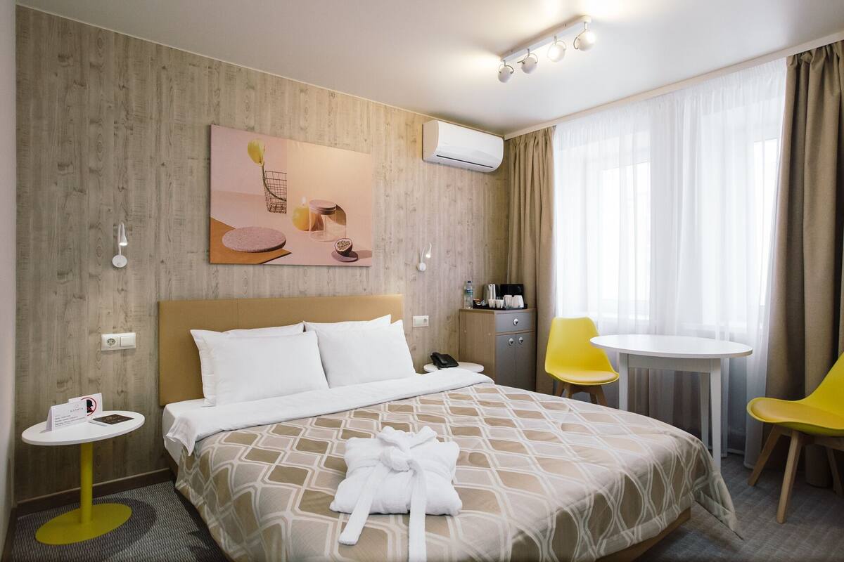 Studio | 1 bedroom, minibar, in-room safe, free WiFi