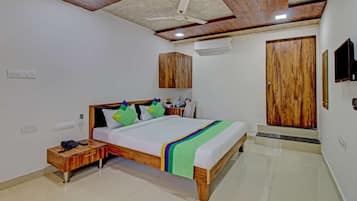 Deluxe Room | Meja, seterika/papan seterika, Wi-fi percuma, cadar katil