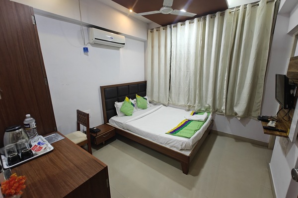 Standard Room | Desk, iron/ironing board (on request), WiFi (free), bed sheets