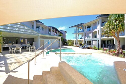 Waterline, Direct Poolside Apartment