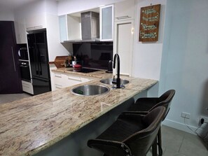 Refrigerador, microondas, horno, placa de cocina