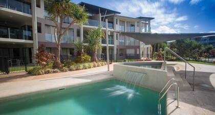 Waterline, Direct Poolside Apartment