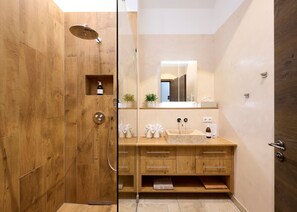Dusche, Haartrockner, Handtücher, Toilettenpapier