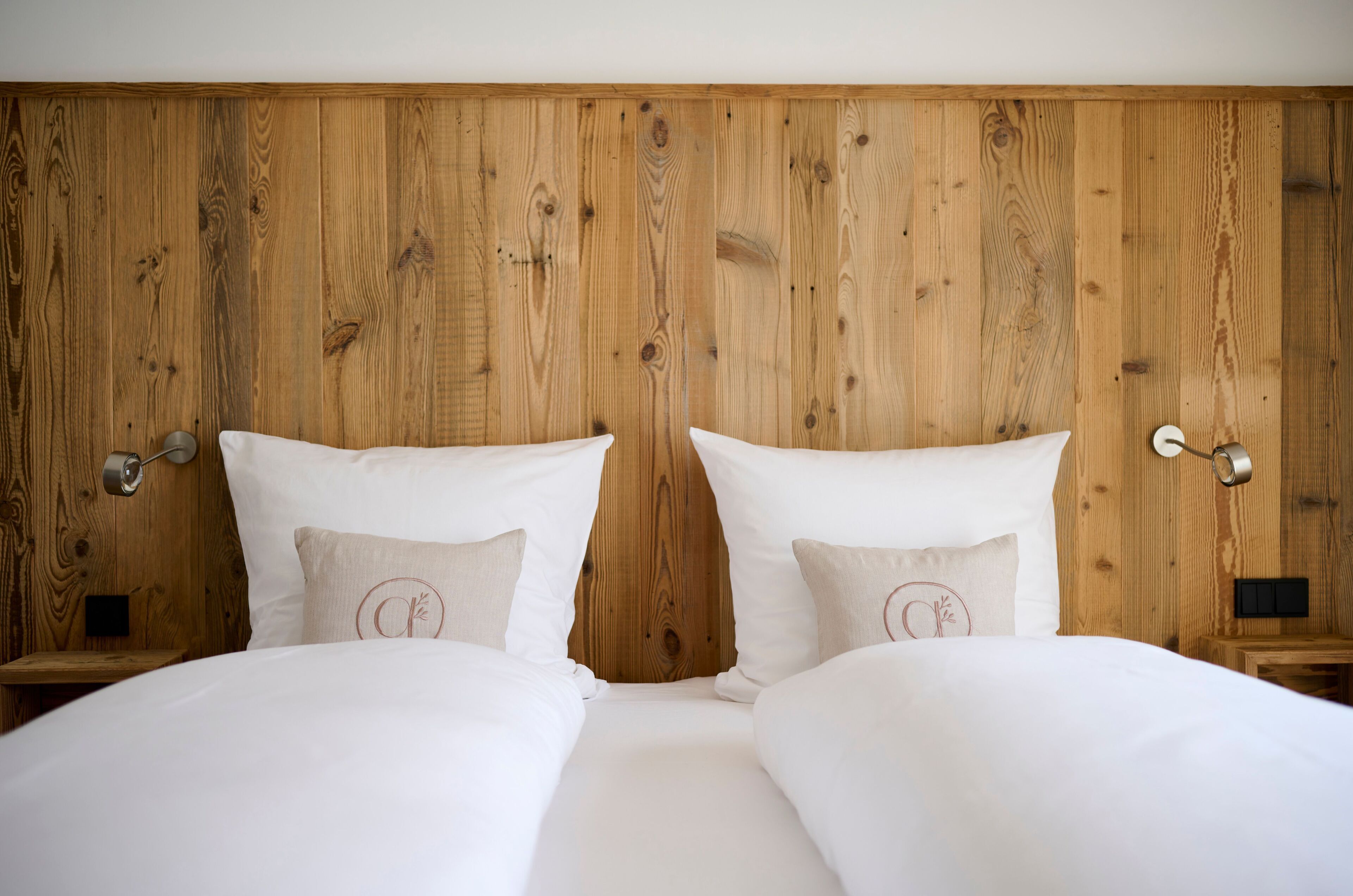 2 chambres, coffres-forts dans les chambres, bureau