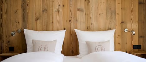 2 bedrooms, in-room safe, desk, iron/ironing board