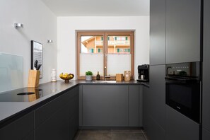 Fridge, microwave, oven, dishwasher - Ferienappartement Haferlschuh - Alpenseensucht Natur-ferienappartements (Bad Wiessee)