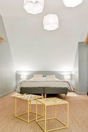 7 bedrooms, iron/ironing board, WiFi, bed sheets