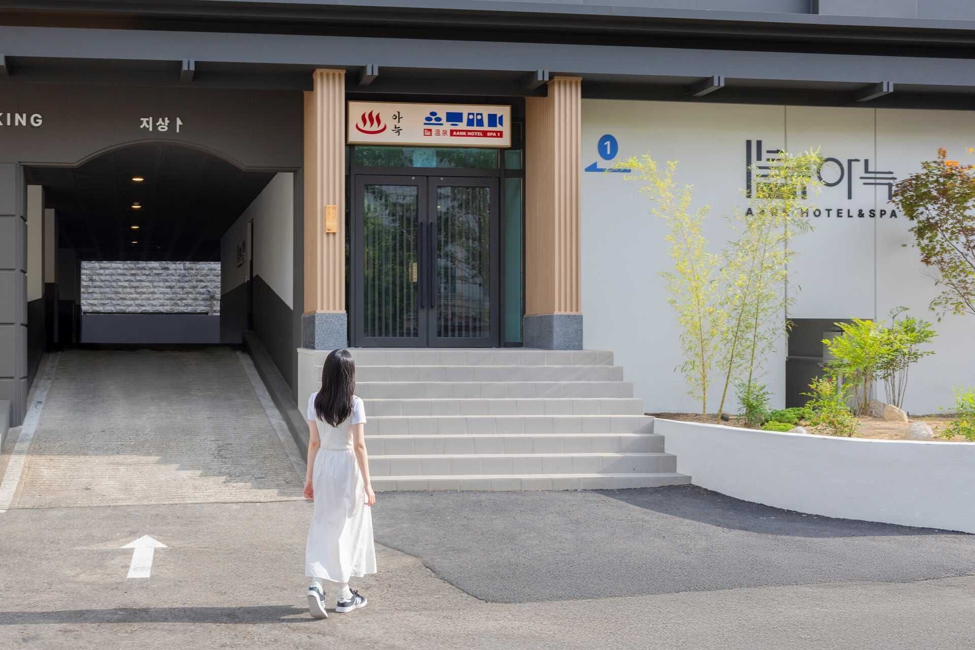 A hotel entrance with a sign indicating amenities like a spa and a restaurant.