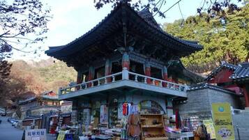 Un edifici tradicional coreà amb teules al terrat i un balcó.