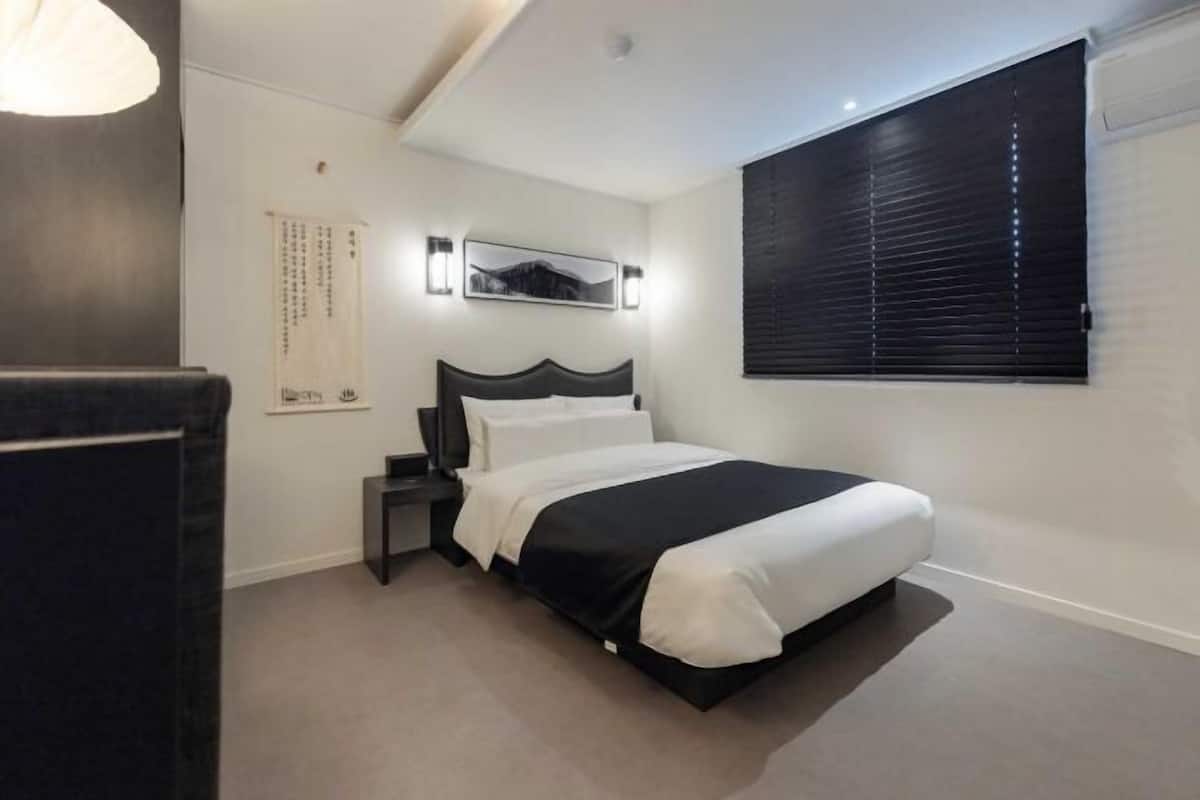 1 habitación, ropa de cama de alta calidad y escritorio