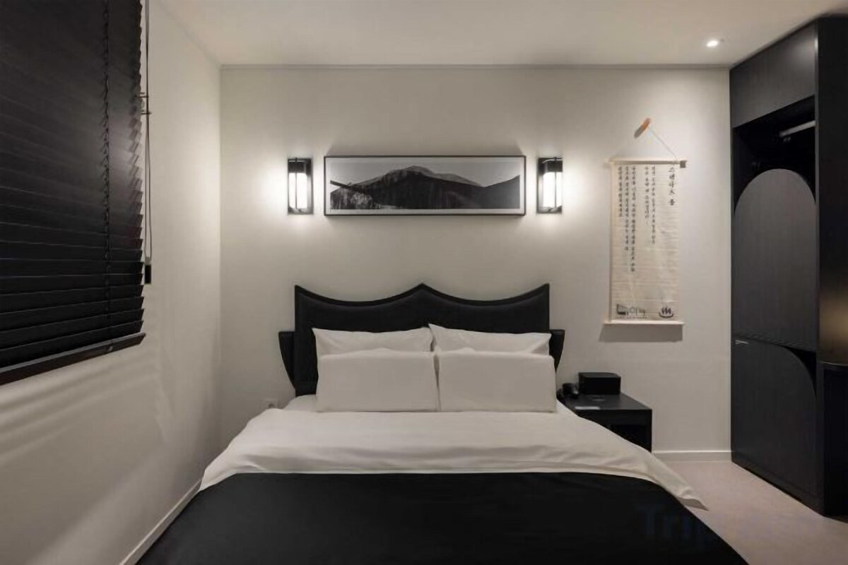 1 dormitorio, ropa de cama de alta calidad, escritorio y cortinas opacas