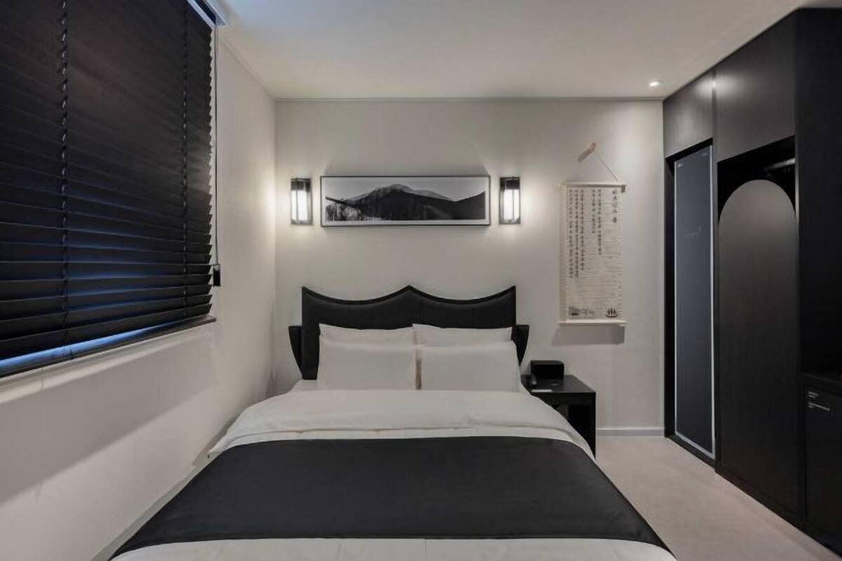 1 slaapkamer, luxe beddengoed, een bureau, verduisterende gordijnen