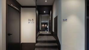 A hotel hallway with a staircase leading to a reception area. - Anook Hotel and Spa Daejeon Yuseong (Daejeon)