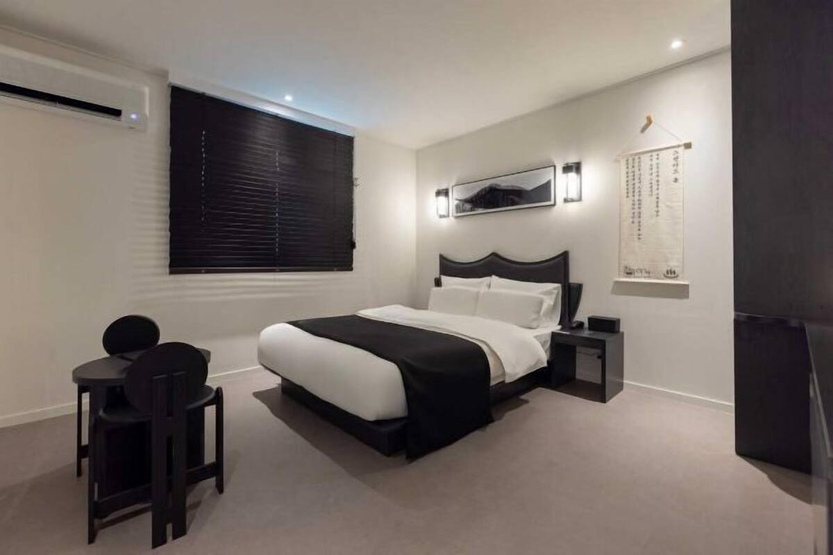 1 slaapkamer, luxe beddengoed, een bureau, verduisterende gordijnen
