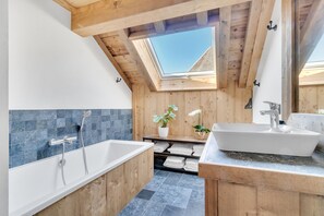 Unclassified image, 5 of 28, button - La Grange à Roger (Myans)