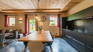 Una cocina moderna con armarios oscuros y una campana extractora de acero inoxidable.