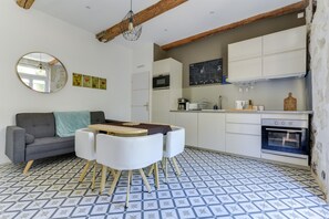 Frigorífico, microondas, horno y placa de cocina