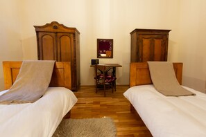 1 chambre, bureau, fer et planche à repasser, lit parapluie