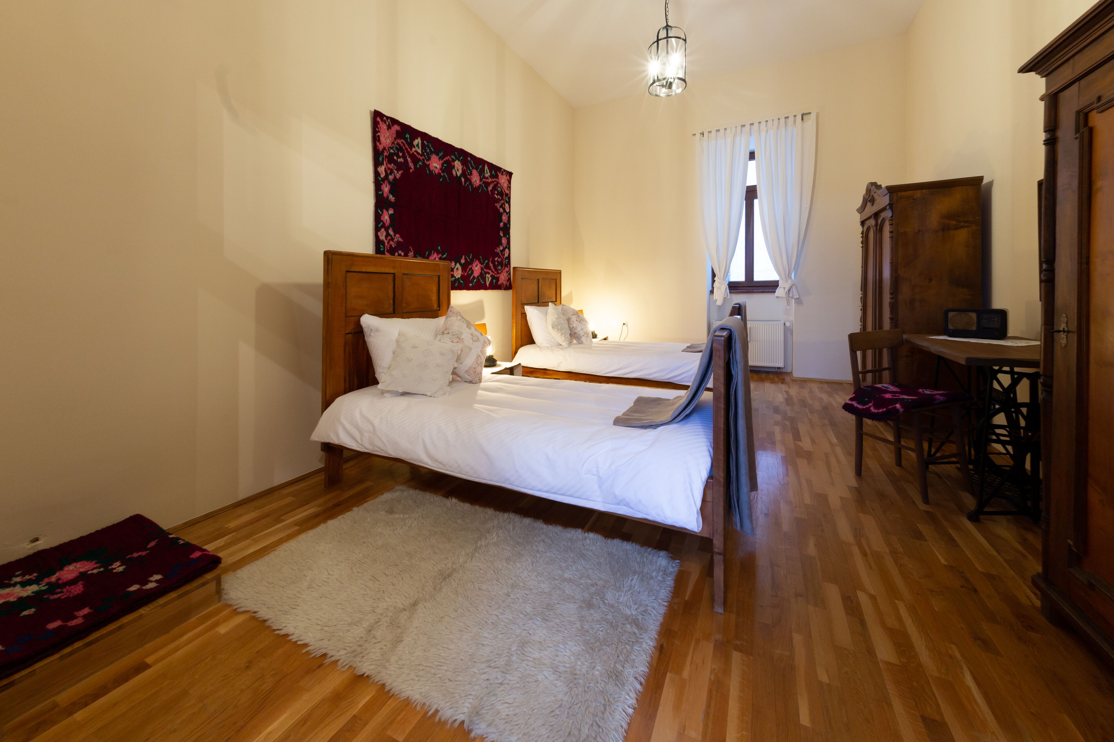 1 間睡房、書桌、熨斗/熨衫板、可攜式嬰兒床