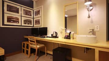 Room (Deluxe (Available on Netflix)) | 1 bedroom, free WiFi, bed sheets