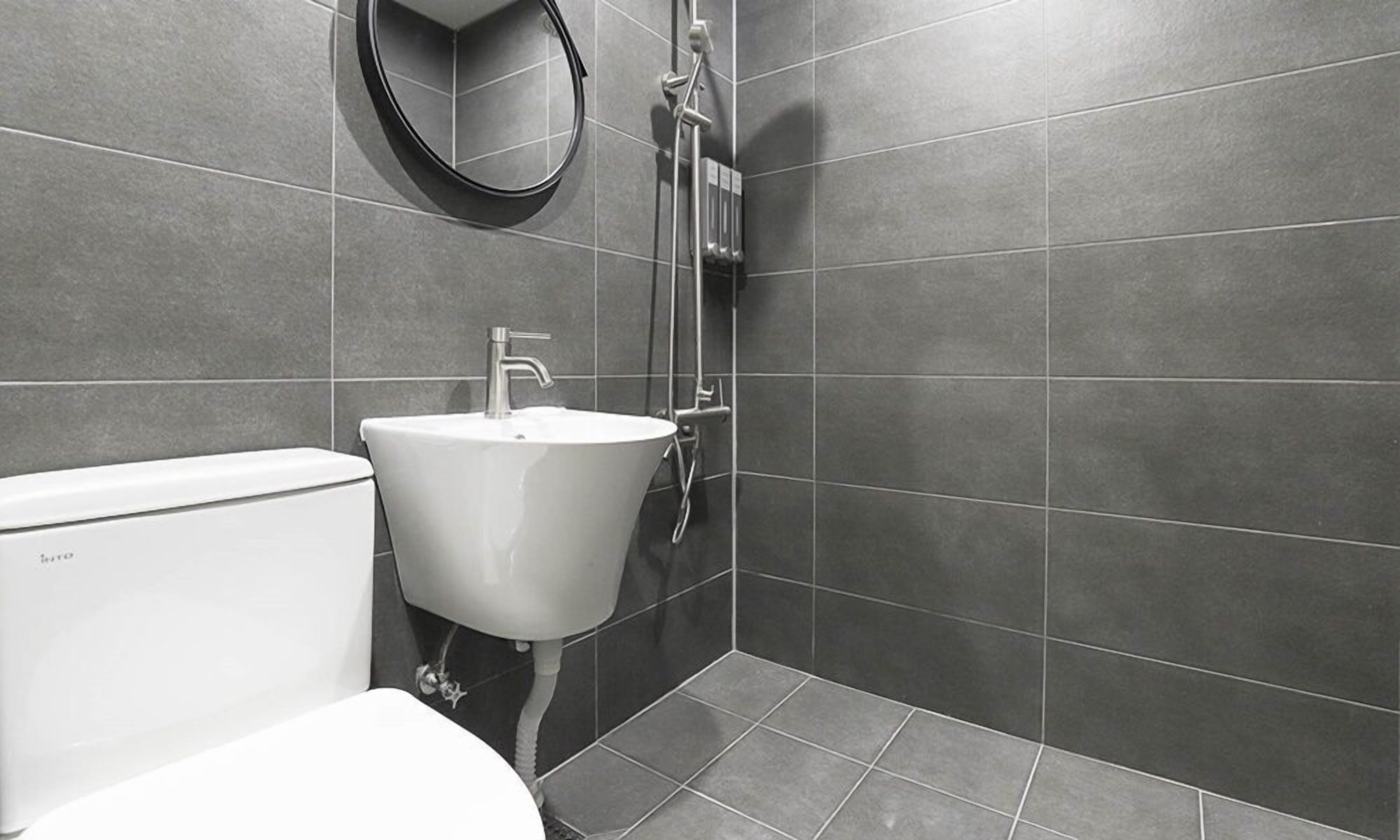 Ducha, secador de pelo, pantuflas, toallas