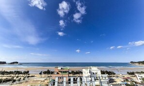 Vista costera con edificios, playa y océano.