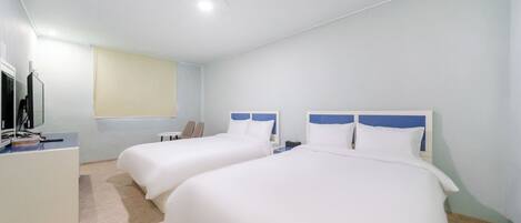 Habitación superior con 2 camas individuales | 1 habitación, decoración personalizada y muebles diferentes