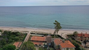 Plage, chaises longues