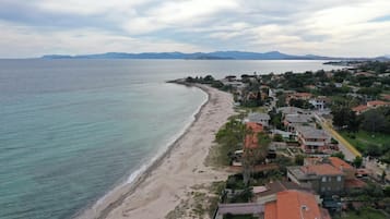 Sulla spiaggia, lettini da mare