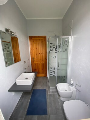 Ducha, secador de pelo, bidet, toallas