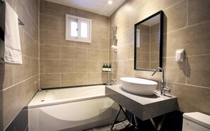룸 (VIP (ocean view & terrace for 4 peopl) | 욕실 | 헤어드라이어, 타월, 비누, 샴푸