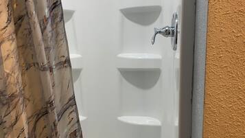 Badewanne, Handtücher, Seife, Shampoo