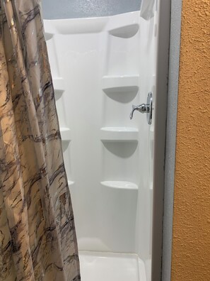 Bañera, toallas, jabón, shampoo