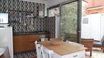 Een koelkast, een magnetron, een oven, een kookplaat