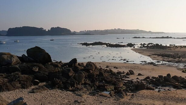 A rocky beach with calm water and boats. - Beachside House with Garden & WiFi, 400m from Shore in Pleumeur-Bodou (Pleumeur-Bodou)