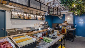 Un bufé de desayuno con diferentes alimentos y bebidas.